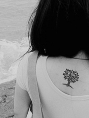 少女后背清纯小树纹身图