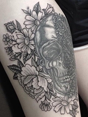 黑灰色中国风花卉纹身骷髅头纹身图片