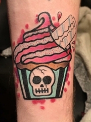 手臂上彩色的骷髅头纸杯蛋糕纹身图片