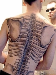 个性男子背部骨骼纹身图片