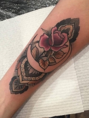 个性好看的手臂玫瑰花彩绘纹身图案