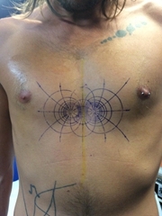 男性胸部电磁场线条几何纹身图片