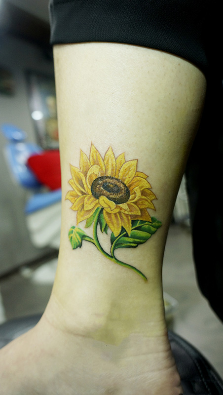 点击大图看下一张：腿部彩绘向日葵纹身图案