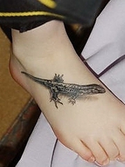 脚背上的两张蜥蜴纹身作品图案