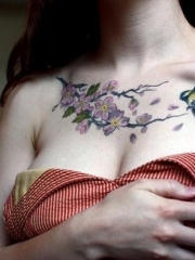 美女胸部花蕊和小鸟彩绘纹身图案