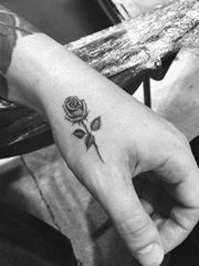 性感迷人的黑灰色纹身玫瑰花纹身图案来自于纹身师奥利弗