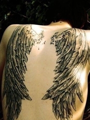 后背部左右两只黑色天使翅膀纹身图