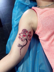 女生手臂内侧莲花彩绘纹身图案