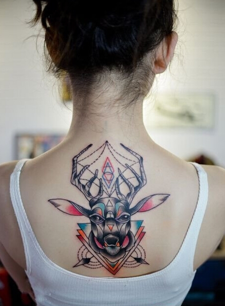 点击大图看下一张：女生创意精美几何驯鹿背部纹身