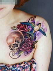 女生前胸时尚经典的骷髅玫瑰花与燕子纹身图案