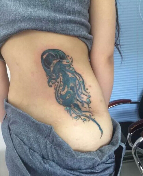 点击大图看下一张：女生腰部彩绘水母纹身图案
