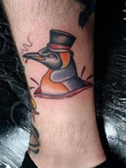 男性脚腕上吸烟的企鹅纹身图片