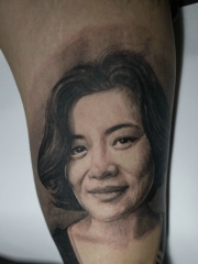 慈祥又伟大的母亲肖像黑灰纹身图案