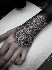 精致的黑色几何装饰风格手前臂纹身图案来自塔拉斯