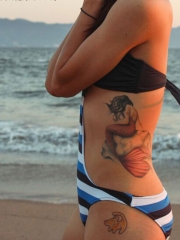 女孩腰部美人鱼彩绘纹身图案