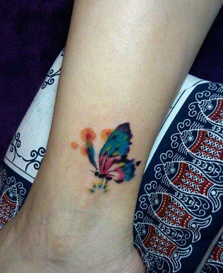 点击大图看下一张：女人脚踝处漂亮的彩色蝴蝶刺青