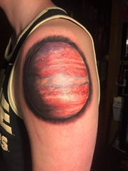 男性左手臂彩色的小星球纹身木星图片