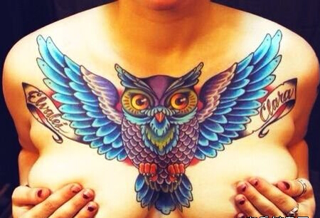 点击大图看下一张：女生胸部时尚的彩绘猫头鹰纹身