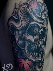 手臂潮流经典的黑灰骷髅与蛇纹身图案