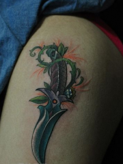 美女腿部经典的匕首藤蔓纹身图案