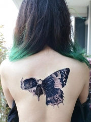 时尚美女背部个性破裂蝴蝶纹身图案