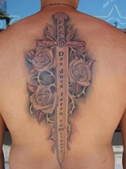 男性背上的玫瑰花朵和宝剑纹身图片