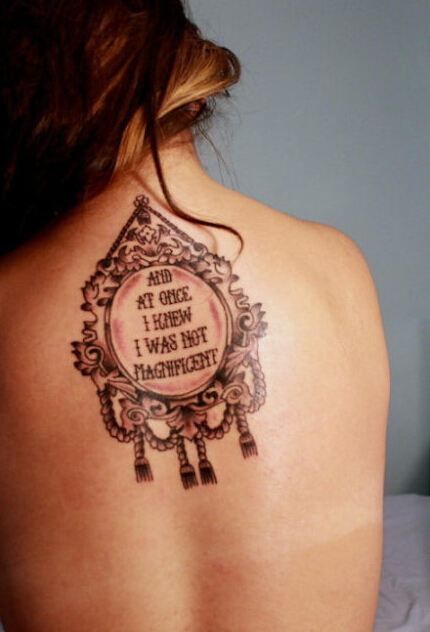 点击大图看下一张：女性背部镜子英文字母纹身图案