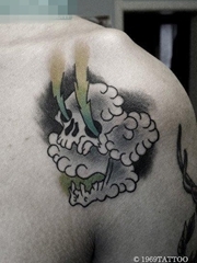肩膀处另类潮流的骷髅纹身图案