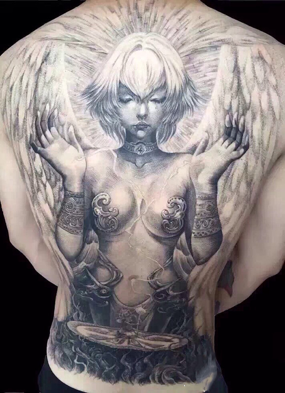 点击大图看下一张：满背美丽天使纹身图案