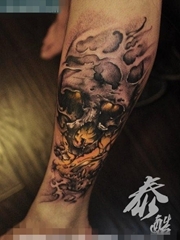 腿部潮流超酷的一张写实骷髅纹身图案