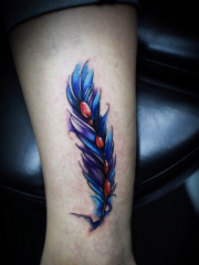 腿部漂亮的彩绘羽毛刺青图案