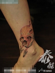 女生腿部精美潮流的一张骷髅苹果纹身图案