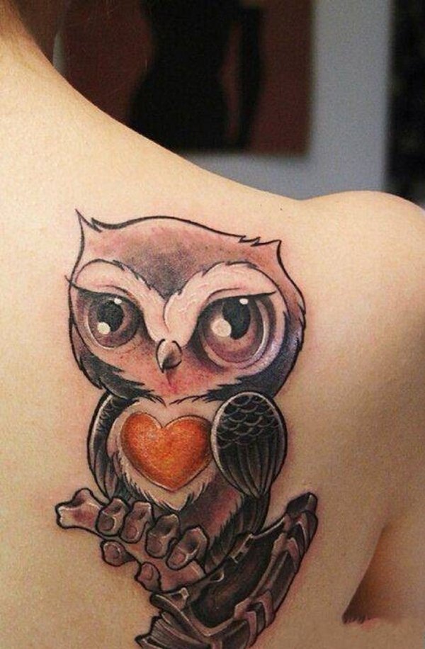 点击大图看下一张：背部可爱的猫头鹰爱心纹身图案