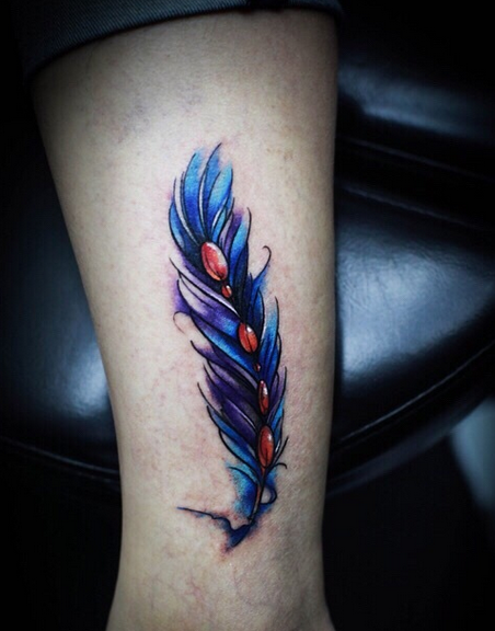 点击大图看下一张：腿部漂亮的彩绘羽毛刺青图案