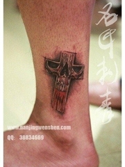 腿部时尚很帅的骷髅十字架纹身图案