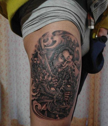 点击大图看下一张：腿部霸气的二郎神纹身图片