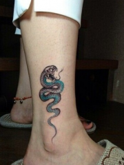 女生脚踝彩绘蛇纹身小图案