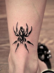 腿部好看的黑色图腾蜘蛛纹身图片