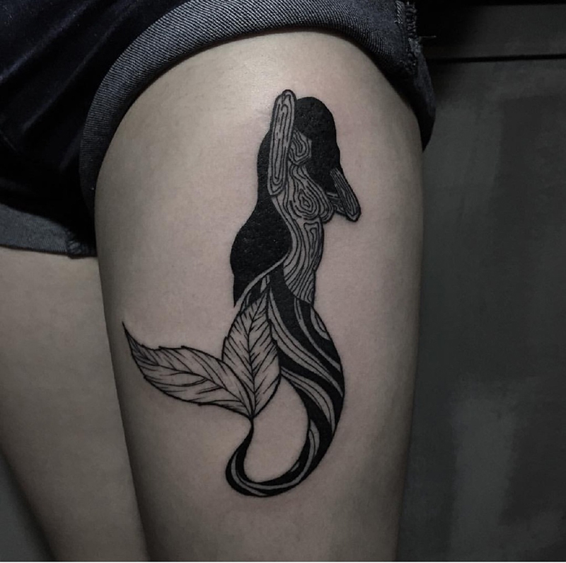 点击大图看下一张：女生腿部黑色线条组合美人鱼图案纹身