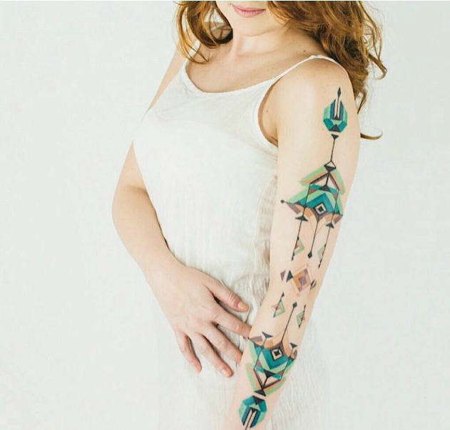 点击大图看下一张：性感美女手臂彩绘个性图腾纹身