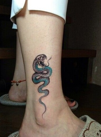 点击大图看下一张：女生脚踝彩绘蛇纹身小图案