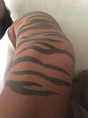 霸气的老虎纹身男人手臂上黑色条纹纹身图片