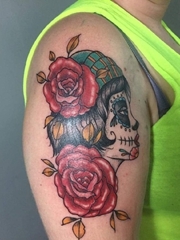 女性右手大臂膀上漂亮的花朵和僵尸女人纹身图片