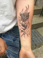 手臂玫瑰花点刺纹身图案