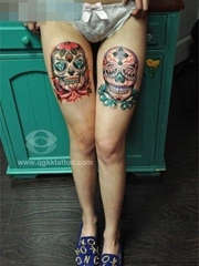 女生腿部漂亮时尚的彩色骷髅纹身图案