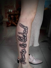 小腿外侧潇洒的花体英文字母纹身图案