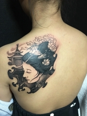 背部漂亮的艺妓纹身图案