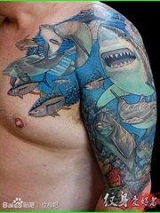 肌肉男肩部鲨鱼的搏斗刺青图案