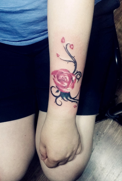 点击大图看下一张：女生手腕玫瑰花纹身图案