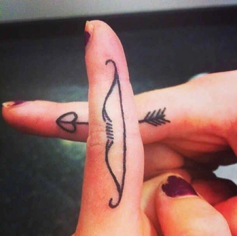 点击大图看下一张：手指创意无限的弓箭爱心纹身图案